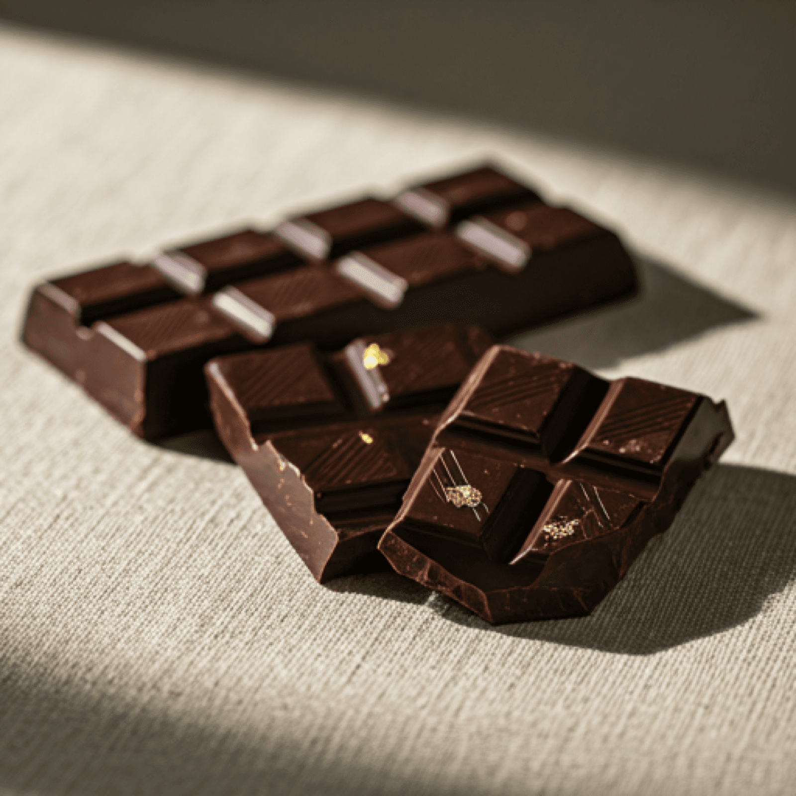 Presentacion de Livre Chocolate con estilo oscuro elegante y empaque premium.